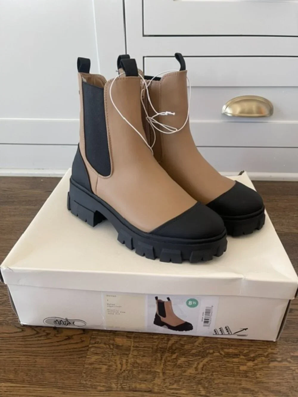 Universal Thread Devan Tan Black Water Repellent Lug Sole Chelsea Boots 8.5 NIB
